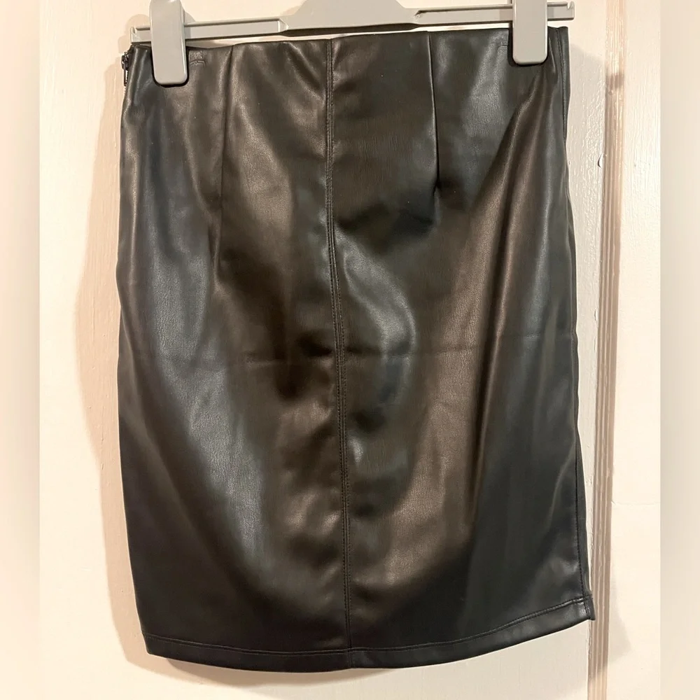 NWOT Liverpool Sukhy Leather Pencil Skirt w/ Slit, size 2P - Picture 4 of 7